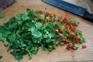 青红椒去蒂去籽，切成小丁，香菜切成小段