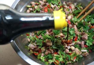 全部都入盆中，根据口味再撒少许盐，倒少许生抽