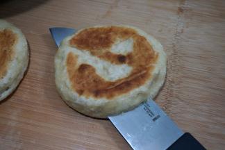 取一个面饼，用刀横切成两半，但是末端不要切断，保持连着的状态