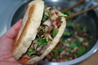 用勺子将肉馅塞进饼中间，就开吃吧