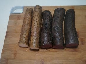 冲水刷洗干净，切段