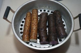 上蒸锅中，中火蒸30分钟左右，以筷子能轻松扎透为准