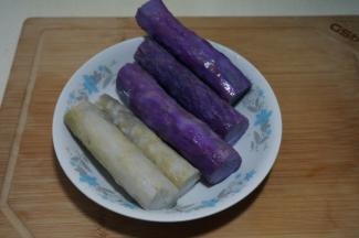 蒸熟的山药晾到手能握住的温度，用勺子或者小刀刮掉外皮