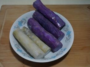 蒸熟的山药晾到手能握住的温度，用勺子或者小刀刮掉外皮