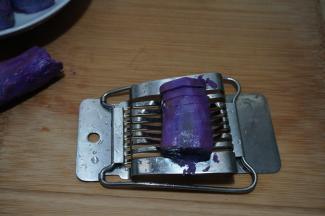 用切片器将山药切成均匀的片，如果没有这个小玩意，就直接用刀切