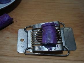 用切片器将山药切成均匀的片，如果没有这个小玩意，就直接用刀切