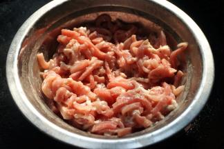 肉丝中加一小勺淀粉、少许料酒、一点点盐，抓捏入味，腌10分钟左右