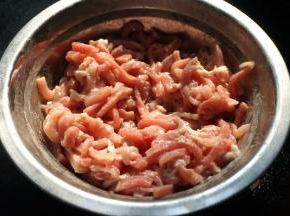 肉丝中加一小勺淀粉、少许料酒、一点点盐，抓捏入味，腌10分钟左右