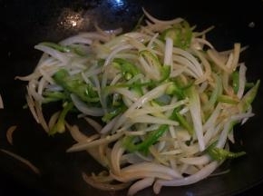 炒锅中倒少许油，将洋葱和尖椒断生，盛出备用