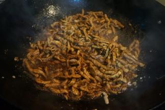 倒少许酱油调色