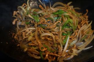 将洋葱青椒倒回锅中，撒少许盐，翻拌均匀出锅