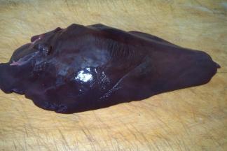 猪肝一块，可以先不用清洗，这样切起来不打滑