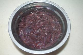 切成尽可能薄的片，放在清水盆里反复洗几遍，将其中的毒素去除掉；捞出放小盆里，放少许淀粉、料酒抓匀