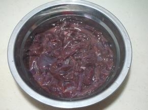 切成尽可能薄的片，放在清水盆里反复洗几遍，将其中的毒素去除掉；捞出放小盆里，放少许淀粉、料酒抓匀