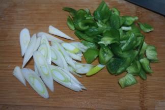 青椒切小块，大葱斜切成丝