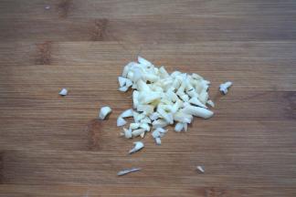 大蒜剁成末，提前氧化充分释放大蒜素，对身体更健康