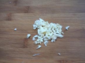 大蒜剁成末，提前氧化充分释放大蒜素，对身体更健康