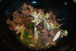 猪肝入锅中，大火，翻炒变色，倒入大葱丝