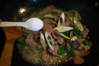 根据口味撒盐，倒少许生抽，翻炒均匀出锅