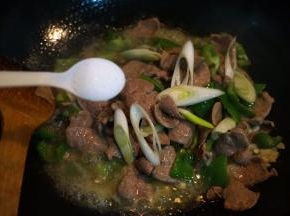 根据口味撒盐，倒少许生抽，翻炒均匀出锅