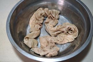 半成品的猪大肠重新搓洗干净