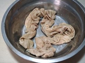 半成品的猪大肠重新搓洗干净
