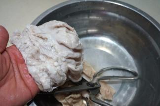用剪刀纵向剪开，里面会有好多的油脂，如果喜欢吃肥肥的肠，这些油脂可以留着，把上面的一些淋巴结扯掉就可以