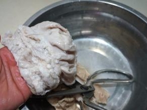 用剪刀纵向剪开，里面会有好多的油脂，如果喜欢吃肥肥的肠，这些油脂可以留着，把上面的一些淋巴结扯掉就可以