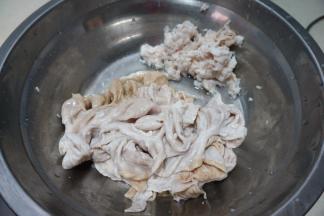 如果想要胆固醇和脂肪摄取得少一些，就将这些油脂扯掉不要