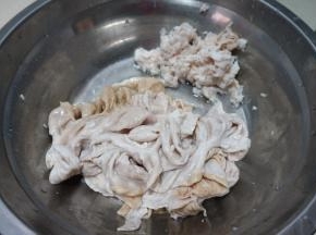 如果想要胆固醇和脂肪摄取得少一些，就将这些油脂扯掉不要