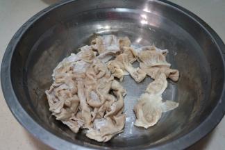 将肠重新清洗两遍，再剪成小块