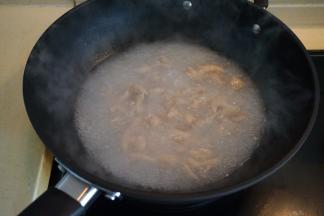 切菜的时候将肠块入凉水锅中，煮开5分钟捞出