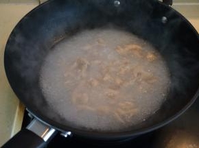 切菜的时候将肠块入凉水锅中，煮开5分钟捞出