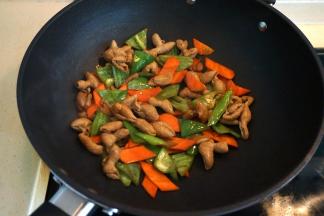 将肠块入锅中翻炒，撒盐、淋适量生抽，翻炒均匀出锅