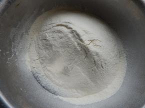 加入面粉及盐