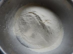 加入面粉及盐