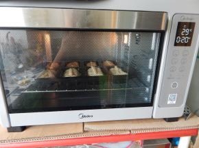 然后放烤箱180度烤20分钟