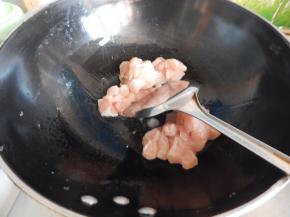 锅里加入油加入鸡丁