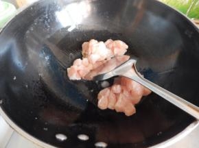 锅里加入油加入鸡丁