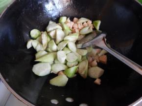 炒匀后加入丝瓜