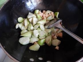炒匀后加入丝瓜