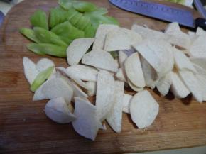 杏鲍菇莴笋去皮切片