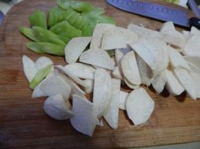 杏鲍菇莴笋去皮切片