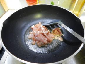 锅里加入油加入猪肉