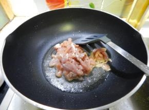 锅里加入油加入猪肉