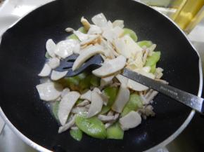 炒匀后加入杏鲍菇翻炒