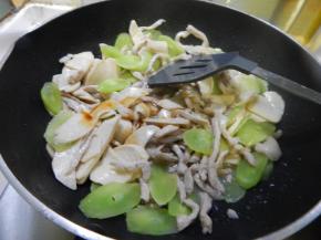 再次炒匀后加入生抽