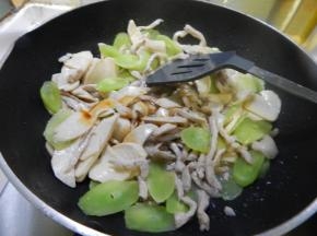 再次炒匀后加入生抽