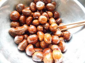 加入盐搅拌均匀