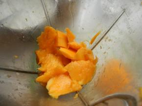 芒果切丁放搅拌机里